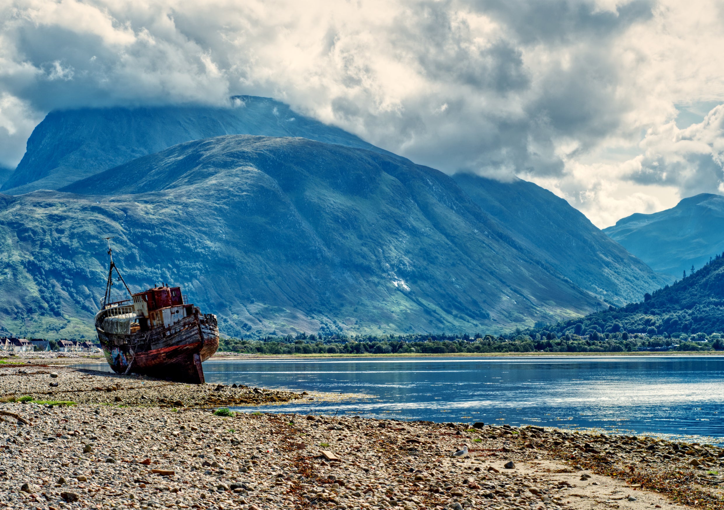 Fine Art Print des Corpach Boot vor dem Ben Nevis, am Himmel sind dramatische Wolken und rahmen den Berg ein