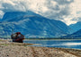 Fine Art Print des Corpach Boot vor dem Ben Nevis, am Himmel sind dramatische Wolken und rahmen den Berg ein