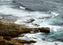 Fine Art Print der Klippen auf den Orkney Inseln in Schottland von oben, die Brandung überspült die Klippen