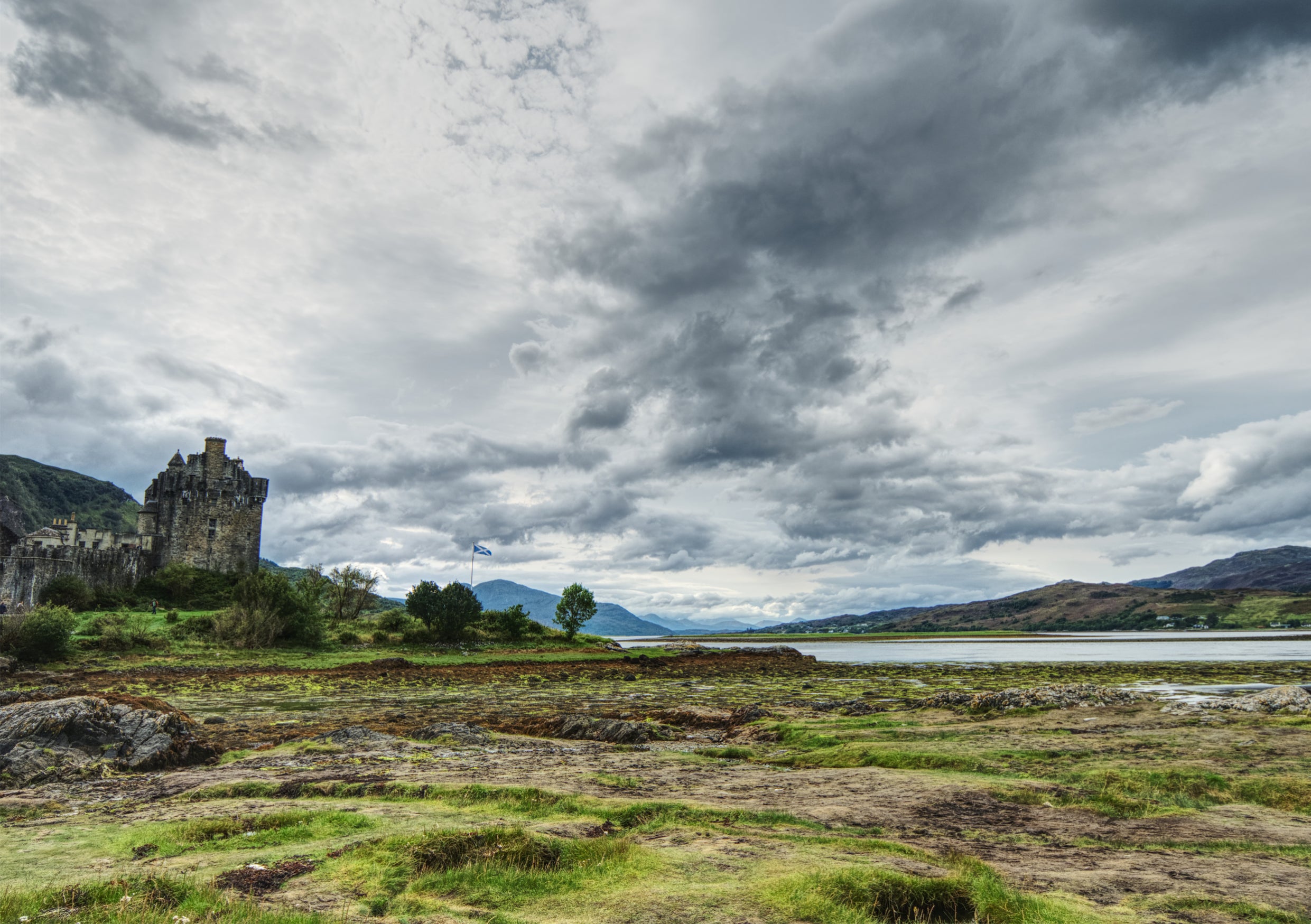 Fine Art Print des Eilean Donan Castle in Schottland mit dramatischem Wolkenhimmel