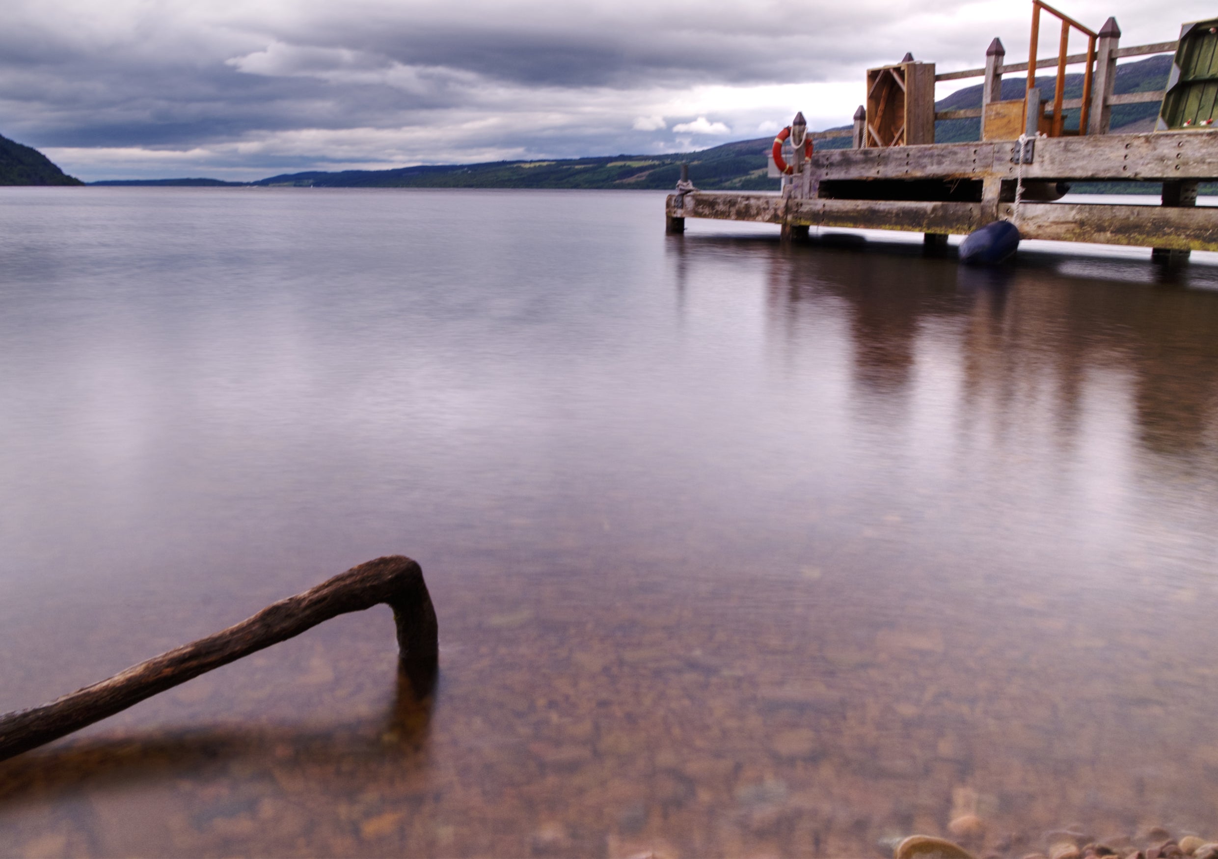 Fine Art Print des Loch Ness aus der Froschperspektive, rechts ein Steg und in Langzeitbelichtung