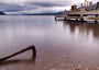 Fine Art Print des Loch Ness aus der Froschperspektive, rechts ein Steg und in Langzeitbelichtung
