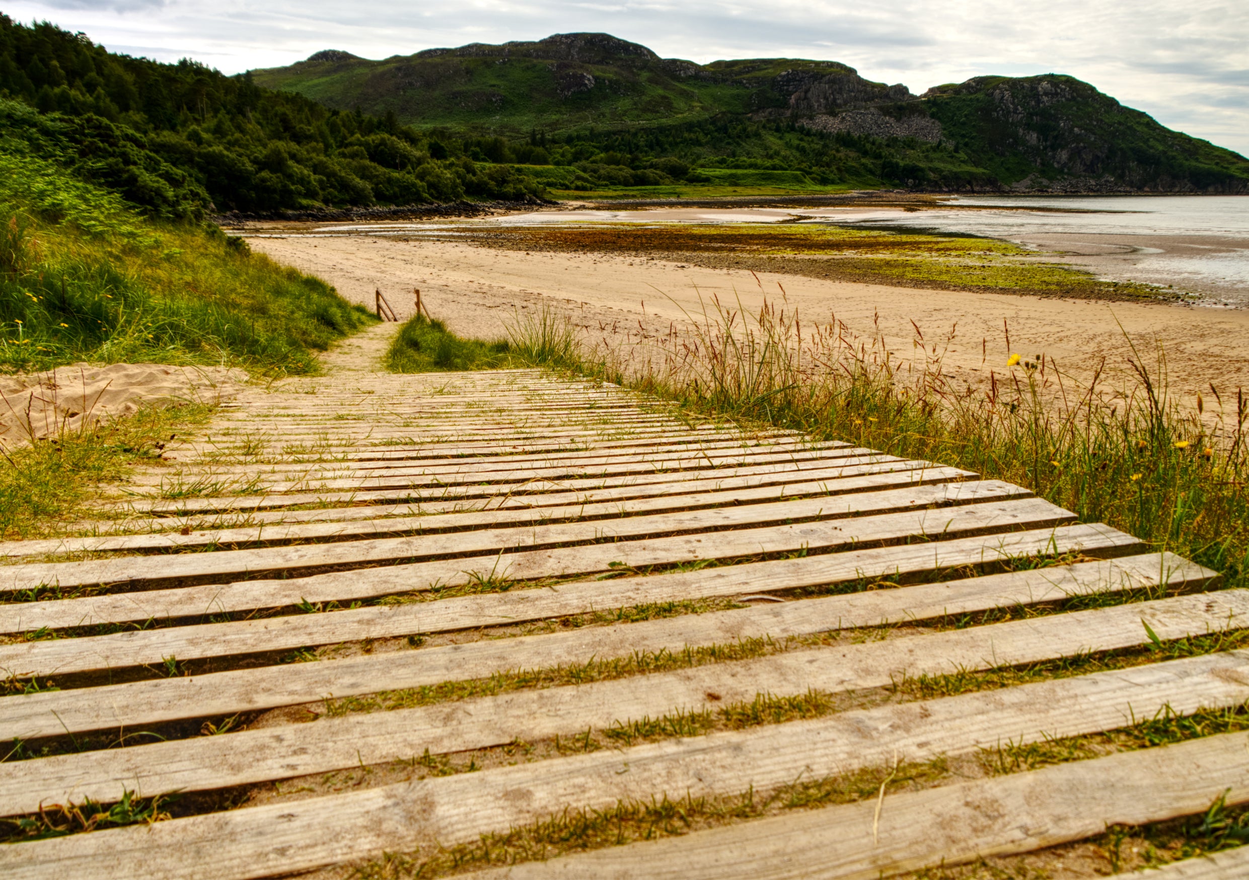 Fine Art Print eines schottischen Strandes entlang des North Coast 500 mit Steg und im Hintergrund der Kuestenabschnitt