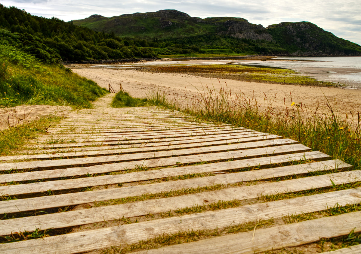 Fine Art Print eines schottischen Strandes entlang des North Coast 500 mit Steg und im Hintergrund der Kuestenabschnitt