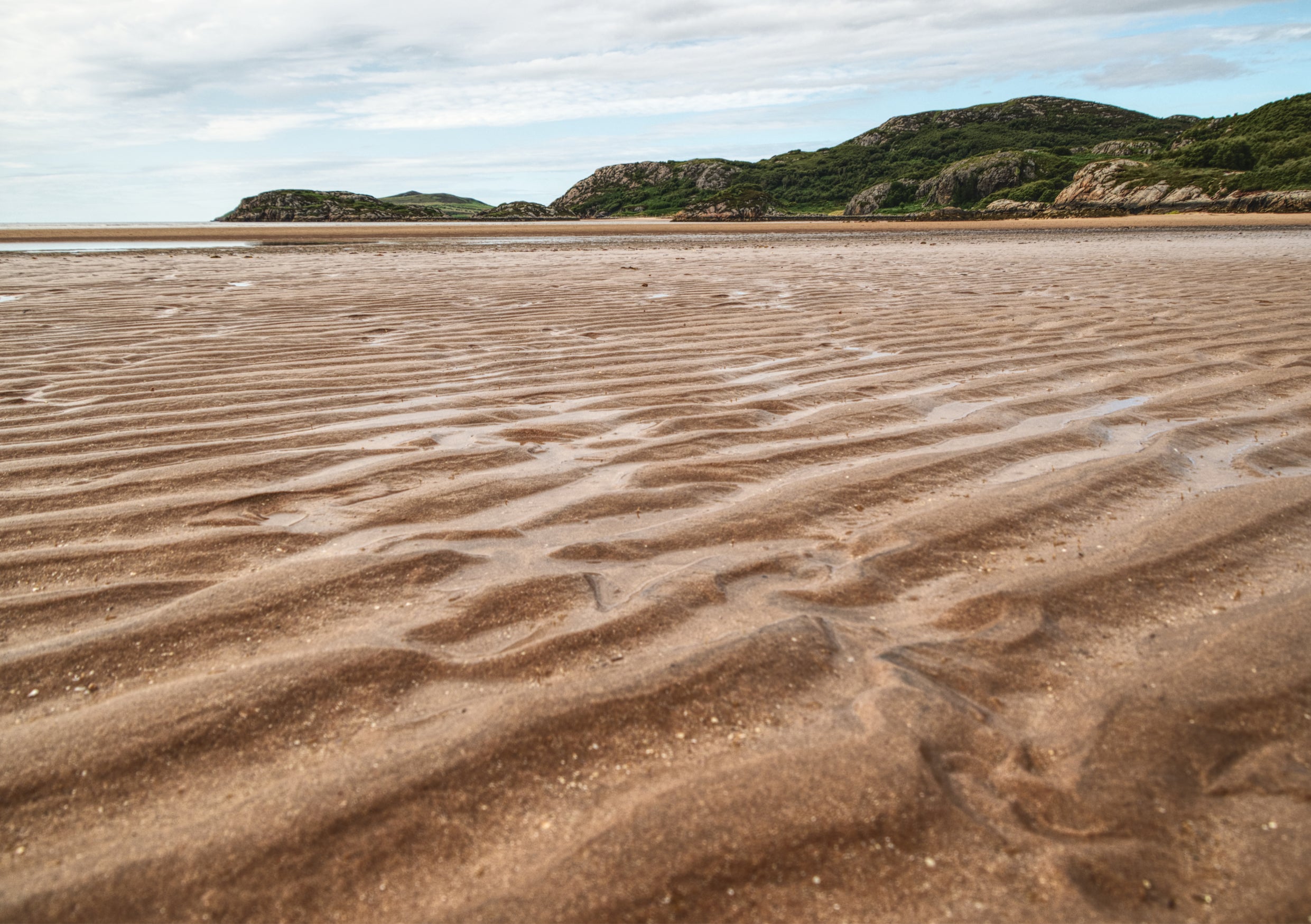 Fine Art Print eines schottischen Strandes entlang des North Coast 500 und die Kueste im Hintergrund