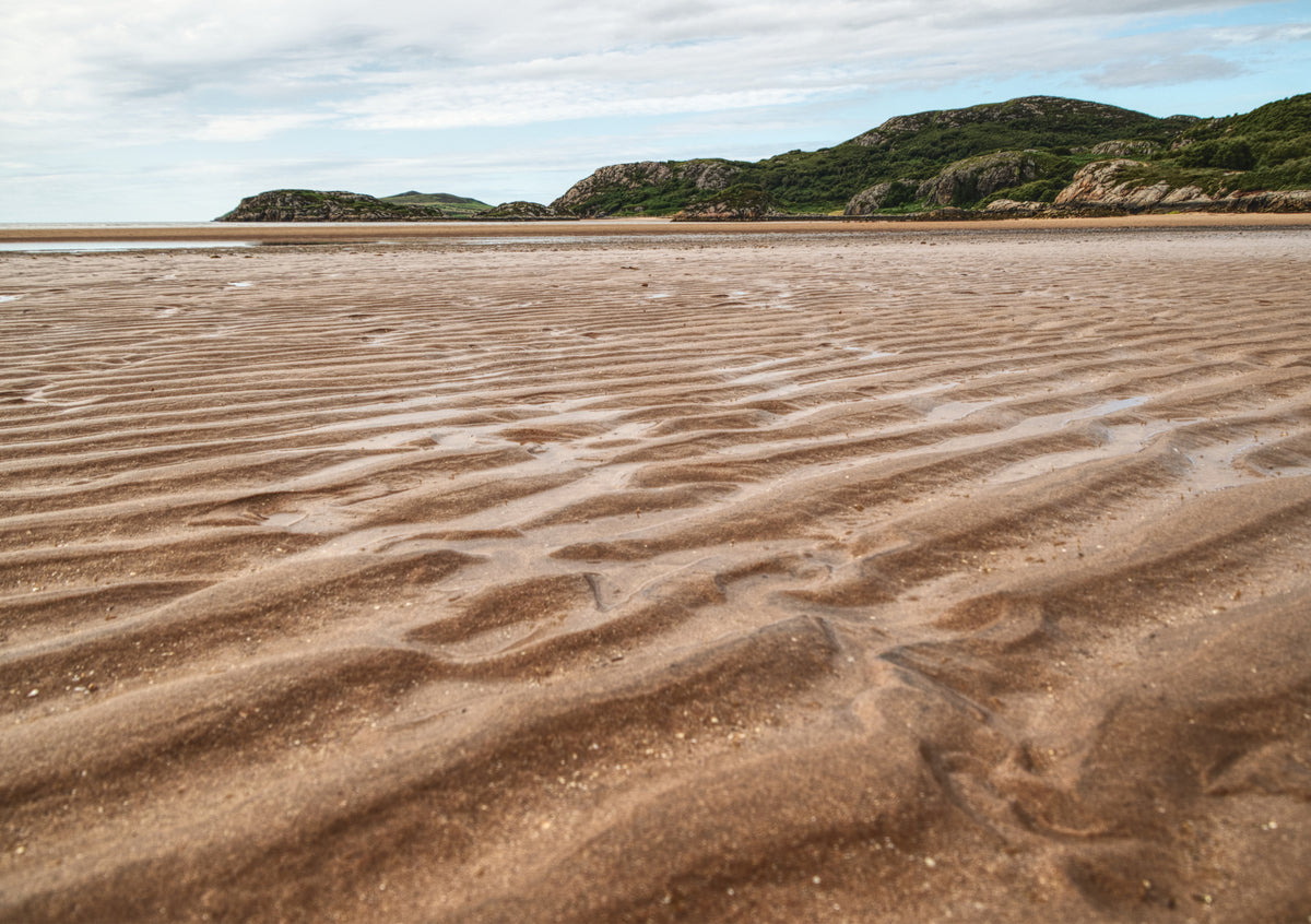Fine Art Print eines schottischen Strandes entlang des North Coast 500 und die Kueste im Hintergrund