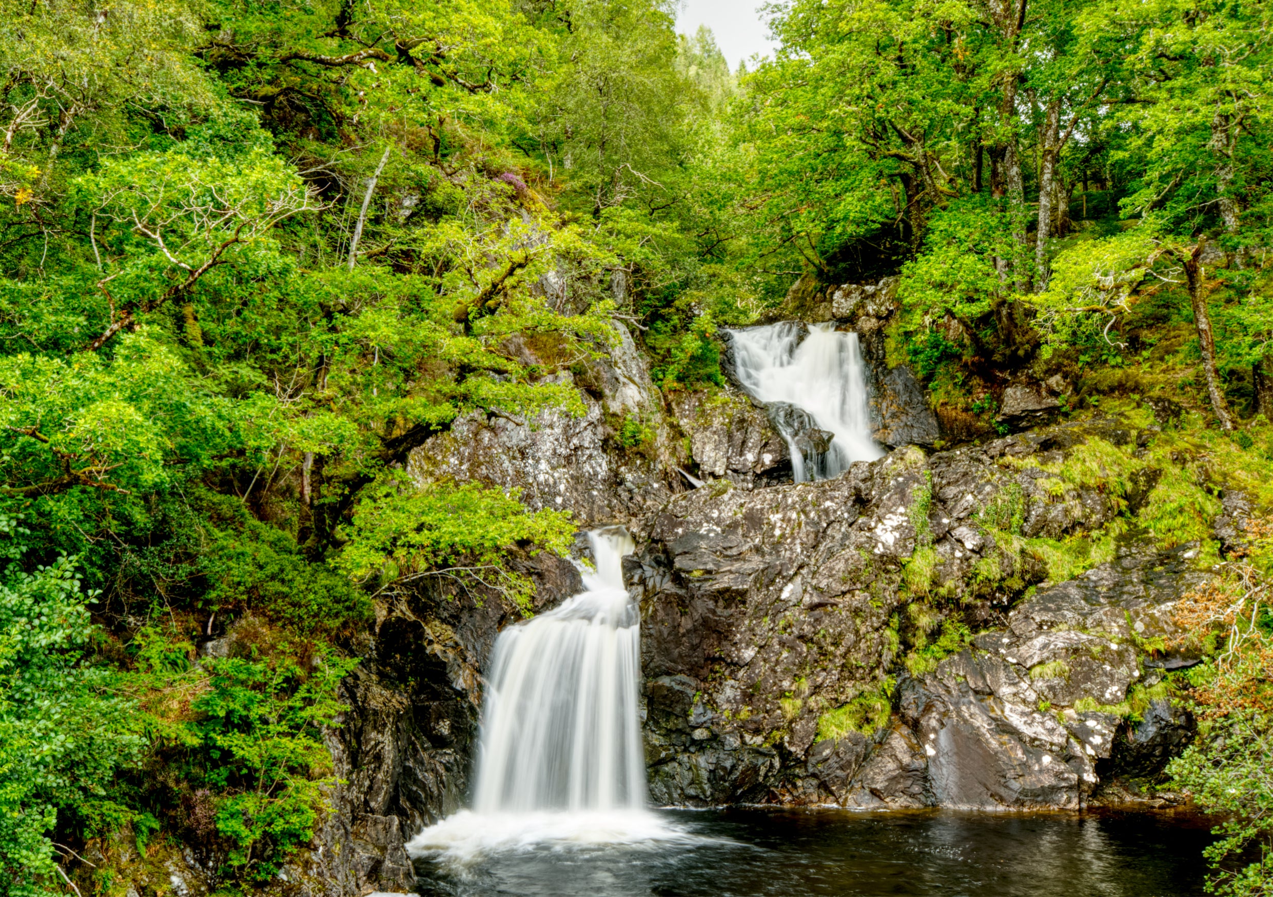 Fine Art Print des Eas Chia-aig Wasserfall in den schottischen Hghlands mit mystischem grünen Wald