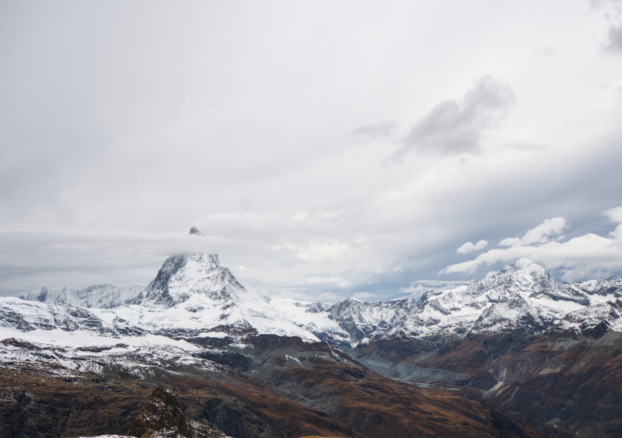 Fine Art Print des Matterhorns mit angrenzendem Alpenpanorama und dramatischen Wolken